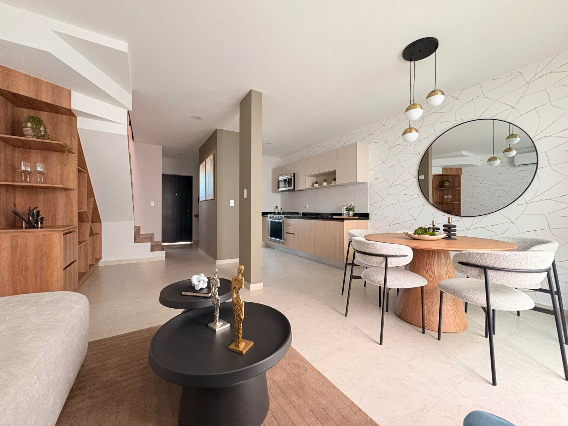 Sala, comedor y cocina integrados en casa de Punto Sur Residencial